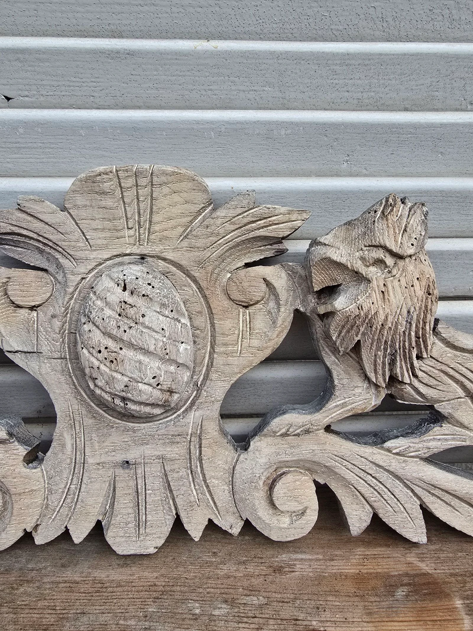 Corniche ancienne en bois motifs lions effet cérusé  – photo 3